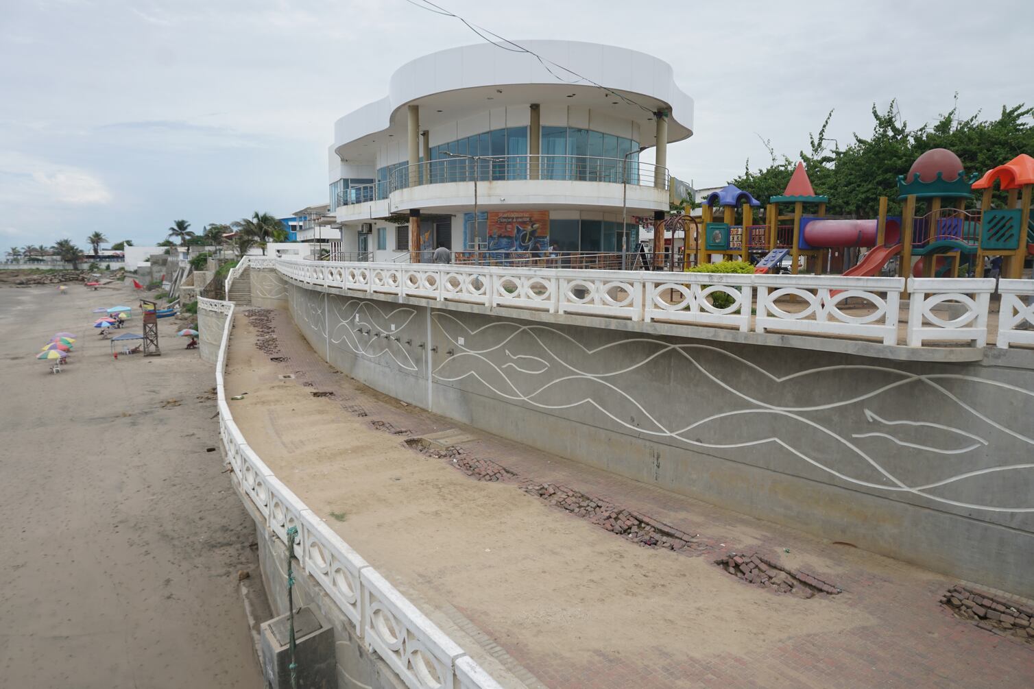 Malecón y playa de Ballenita